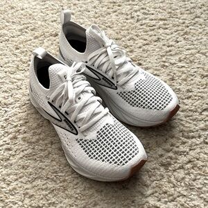 Brooks Women’s Levitate Stealthfit 6 Running Shoe